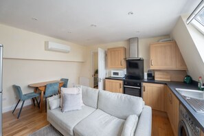 Living area - Stylish 3 Bedroom Flat (CRC) (Greater London)
