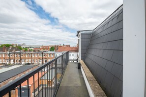 Property grounds - Stylish 3 Bedroom Flat (CRC) (Greater London)