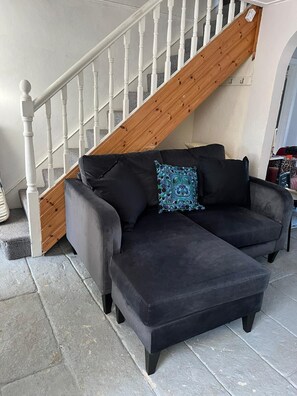 Living area - Hallow Cottage, a riverside retreat (Newtownstewart)