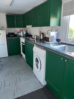 Microwave, oven - Hallow Cottage, a riverside retreat (Newtownstewart)