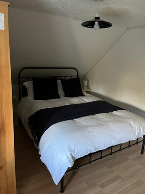 2 bedrooms, iron/ironing board, internet, bed sheets