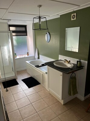 Bathroom - Hallow Cottage, a riverside retreat (Newtownstewart)