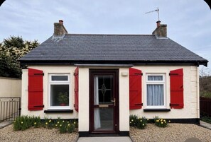 Exterior detail - Hallow Cottage, a riverside retreat (Newtownstewart)