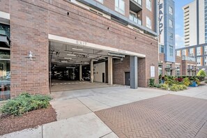 Exterior - Queen City Haven - Free Parking, Pool, Balcony (Charlotte)