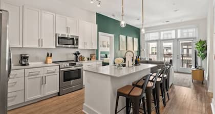 Queen City Haven - Free Parking, Pool, Balcony