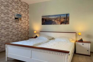1 bedroom, travel cot, free WiFi, bed sheets - Fischerhaus Toppweg 3 Apartment 5 Terrace 20m from the harbor, parking, WLAN (Neuharlingersiel)