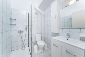 Basic Double Room | Bathroom