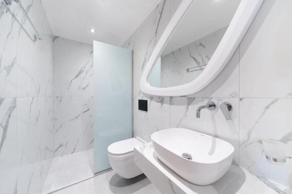 Suite | Bathroom | Hair dryer, towels, soap, shampoo