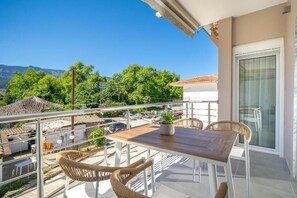 Outdoor dining - Port Oasis (Limenas)