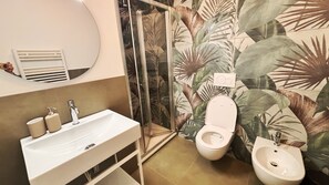 Dusche, Haartrockner, Bidet, Handtücher