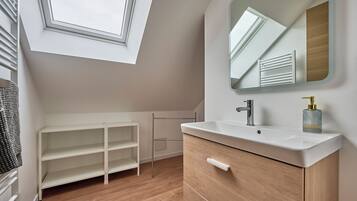 Een douche, een haardroger, handdoeken, zeep