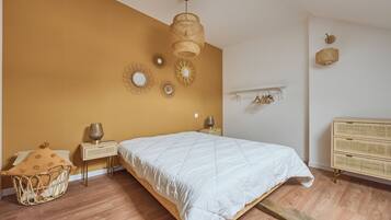 3 bedrooms, iron/ironing board, WiFi, bed sheets