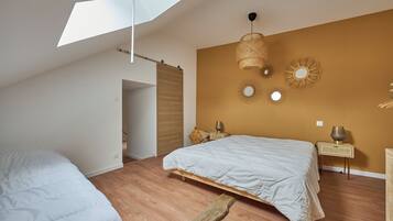3 bedrooms, iron/ironing board, WiFi, bed sheets