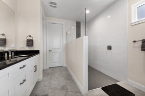 Ducha, secador de pelo, toallas y papel higiénico