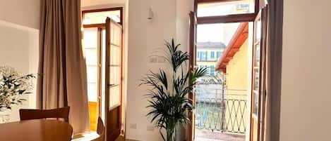 Standard-Apartment, Balkon, Blick auf den Innenhof | Speisen