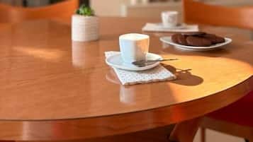 Departamento estándar, balcón, vista al patio | Restaurantes