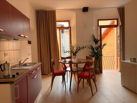 Frigobar, microondas, placa de cocina, cafetera expreso