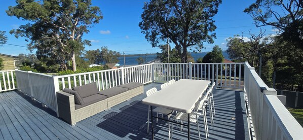 Outdoor dining - Home with water view in Central Coast (Budgewoi)