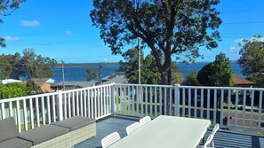 Outdoor dining - Home with water view in Central Coast (Budgewoi)