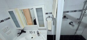 シャワー、ヘアドライヤー、タオル、トイレットペーパー