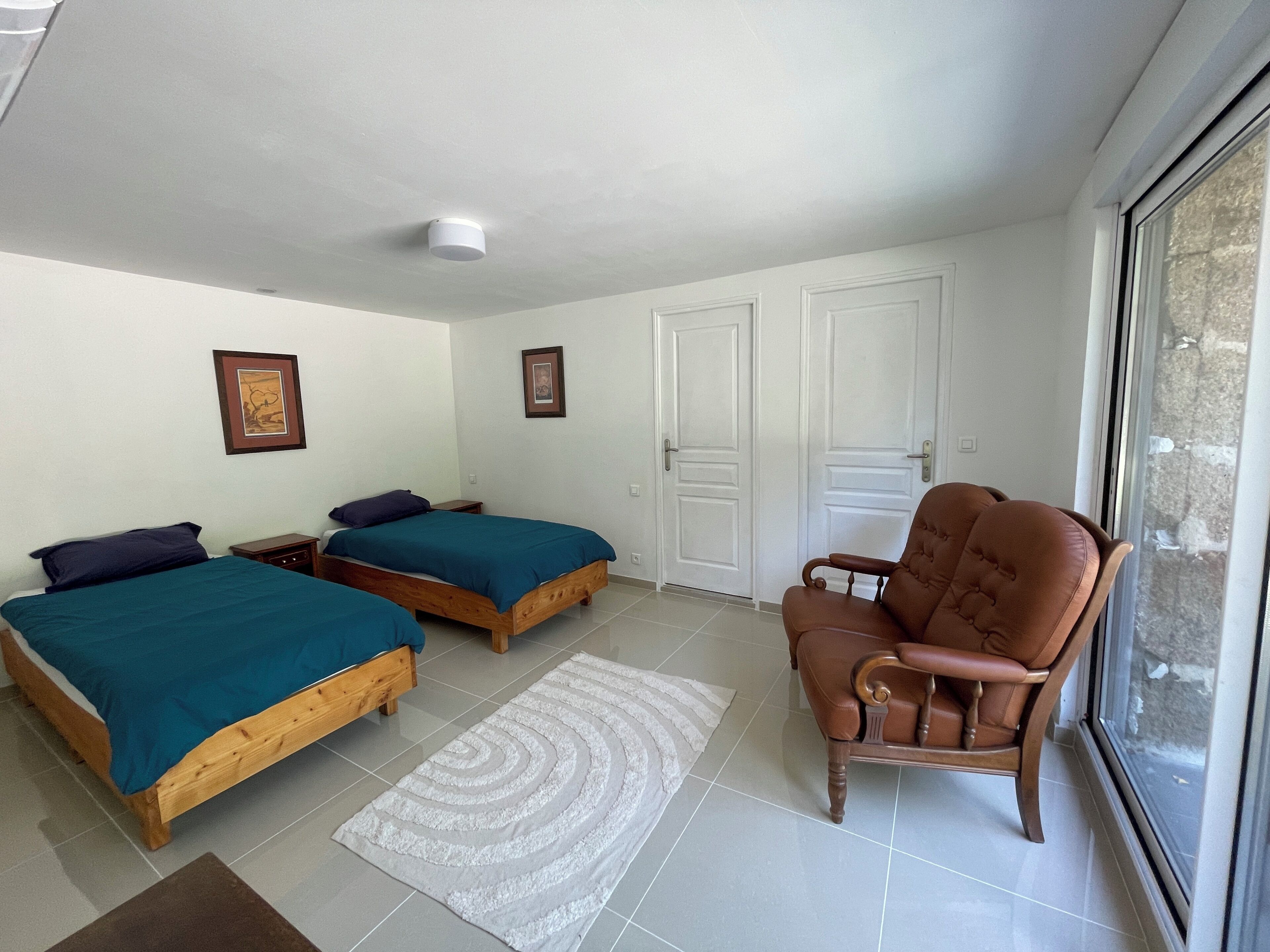 5 chambres, fer et planche à repasser, Wi-Fi, draps fournis