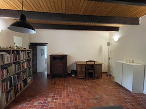 Interior - Longere bretonne, quiet countryside 3 km from St Michel en Greve beach. (Ploumilliau)