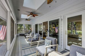 Terrace/patio - 7 Rum Row - Private Pool, Golf Views & Walk to the Beach in Palmetto Dunes (Hilton Head Island)