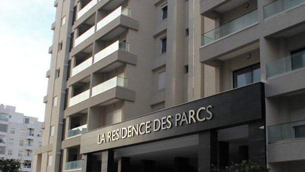A multi-story hotel building with a sign reading 'LA RESIDENCE DES PARCS'. - Carthage Eden (Tunis)