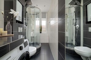 Shower, hair dryer, towels, shampoo - Cozy Apartment in Katowice | Balcony and Workspace (Katowice)