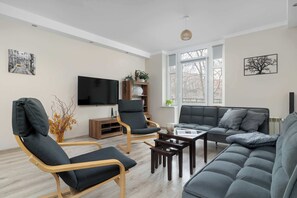 TV, offices - Cozy Apartment in Katowice | Balcony and Workspace (Katowice)