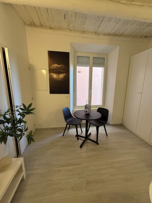 Dining - Lovely Charrons 3 - Large New Studio, 50 m from the Port, Centre Saint-Tropez (Saint-Tropez)