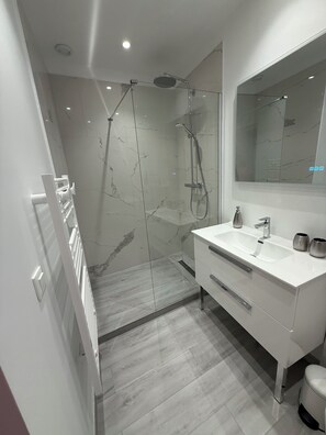 Shower, hair dryer, towels, soap - Lovely Charrons 3 - Large New Studio, 50 m from the Port, Centre Saint-Tropez (Saint-Tropez)