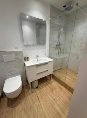 Shower, hair dryer, towels, soap - Lovely Charrons 2 - Very Large New Studio, 50 m from the Port, Centre Saint-Tropez (Saint-Tropez)