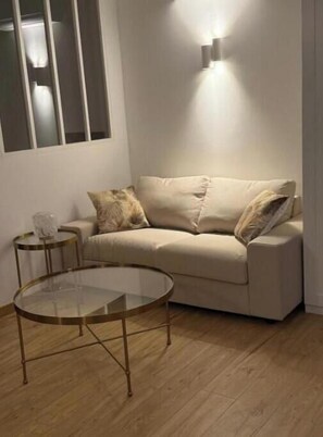 Living area - Lovely Charrons 2 - Very Large New Studio, 50 m from the Port, Centre Saint-Tropez (Saint-Tropez)