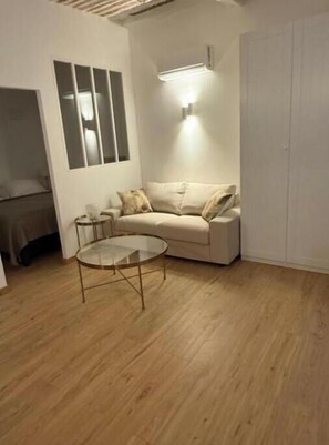 Living area - Lovely Charrons 2 - Very Large New Studio, 50 m from the Port, Centre Saint-Tropez (Saint-Tropez)