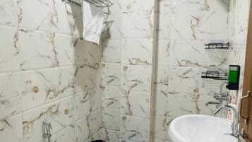 Deluxe Room | Bathroom | Combined shower/tub, free toiletries, slippers, towels