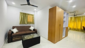 Classic Suite | Laptop workspace, free WiFi, bed sheets