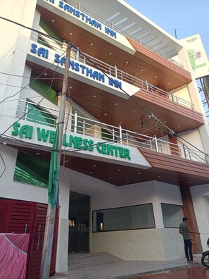 Exterior detail - sai sansthan inn (Lucknow)