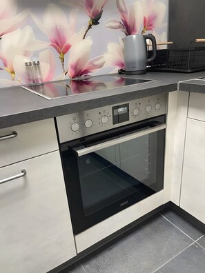 Private kitchen - Modern & Central New-Build Apartment in Wangen Near A96 (Wangen im Allgäu)