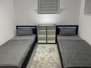 Room - Modern & Central New-Build Apartment in Wangen Near A96 (Wangen im Allgäu)