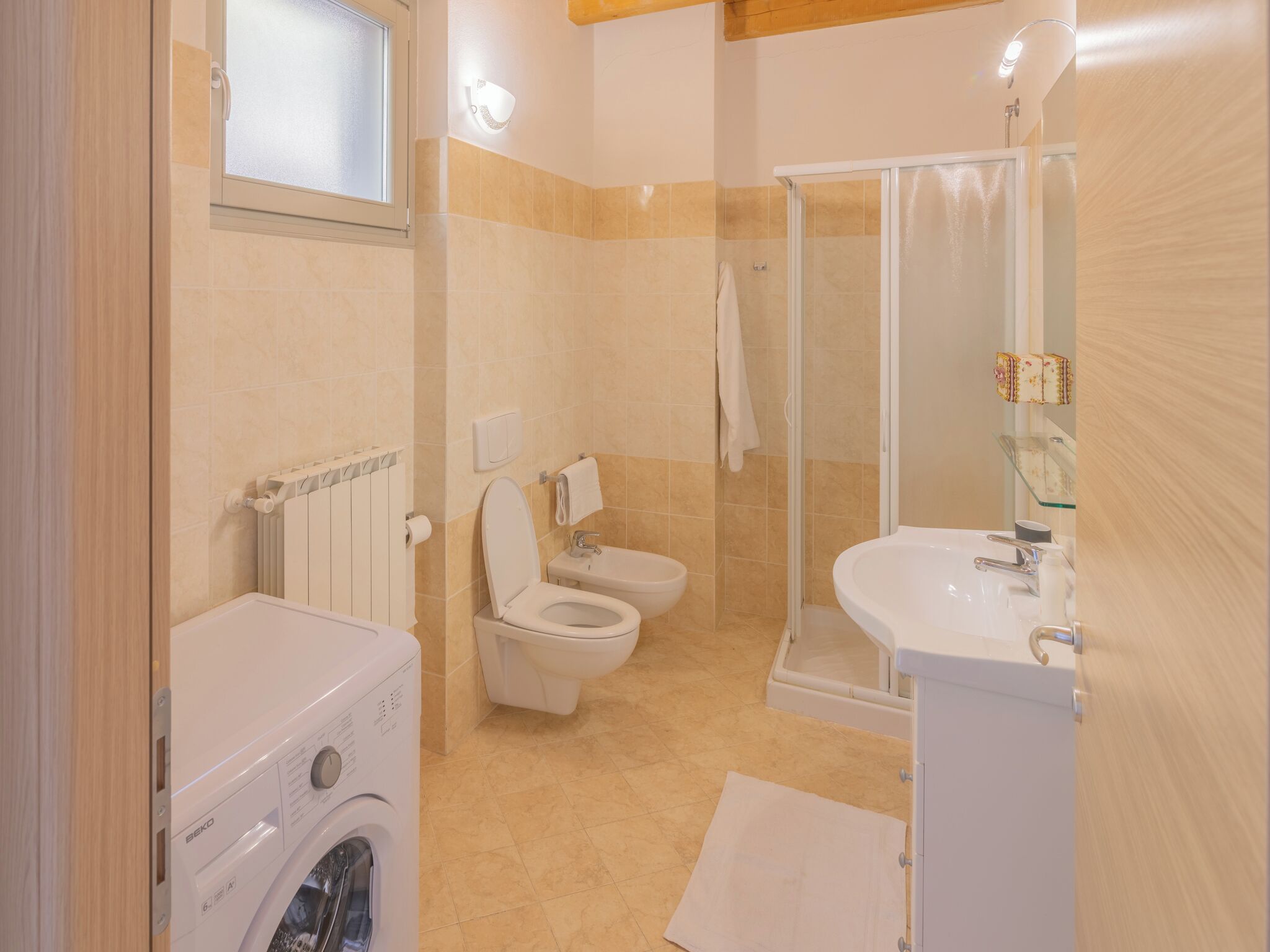 Doccia, asciugacapelli, bidet, carta igienica