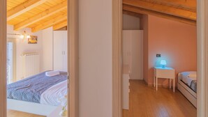 Un dormitorio con cama, mesita de noche, lámpara y armario.