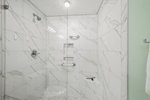 Douche, sèche-cheveux, serviettes fournies