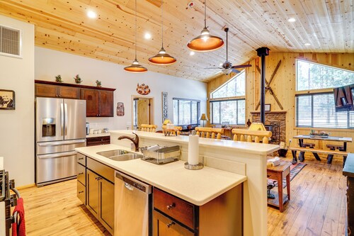 Escape to Alpine! Outstanding Cabin w/ Deck & Yard
