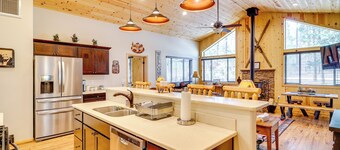 Escape to Alpine! Outstanding Cabin w/ Deck & Yard