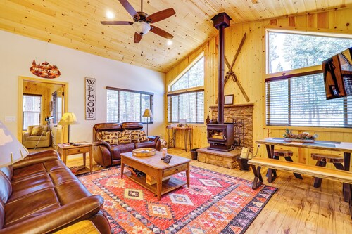 Escape to Alpine! Outstanding Cabin w/ Deck & Yard