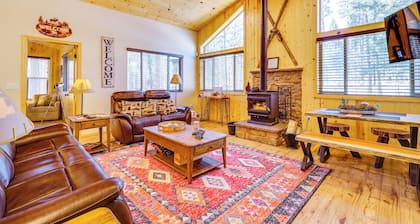 Escape to Alpine! Outstanding Cabin w/ Deck & Yard