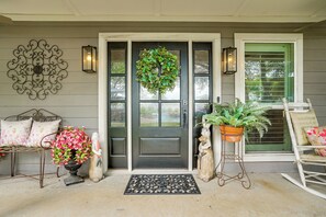 Interior - Backyard Bungalow w/ Pool & Country Views (Argyle)