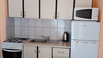 Classic Apartment, Partial Sea View | Private kitchen