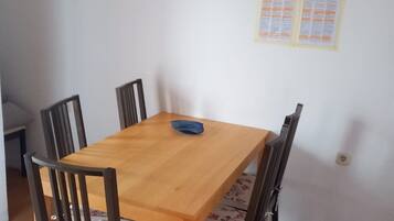Standard-Apartment, Gartenblick | Speisen